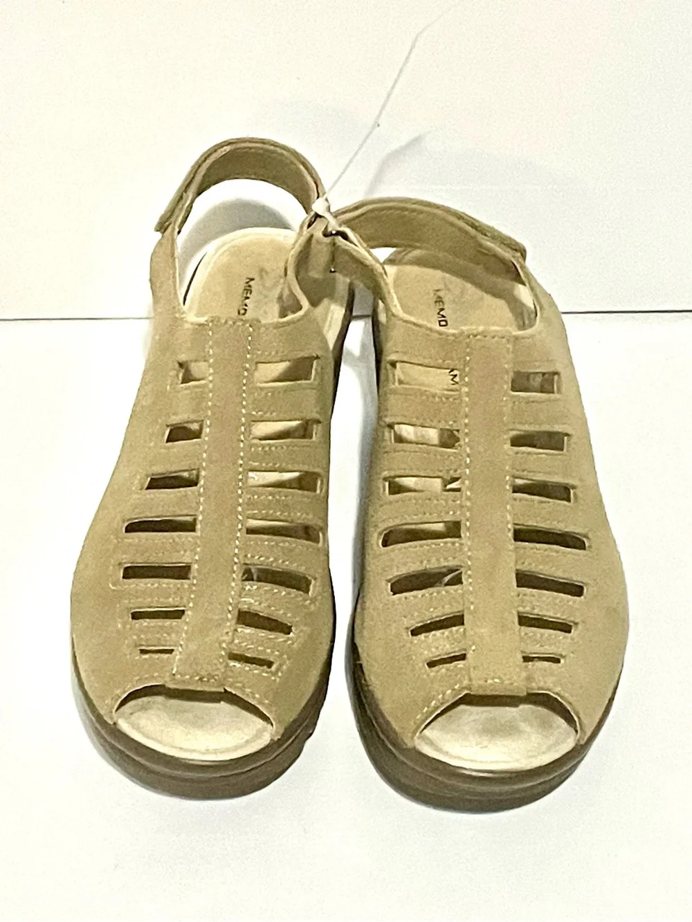 Skechers Memory Foam Women’s 8 Beige Suede Wedge Heels EUC